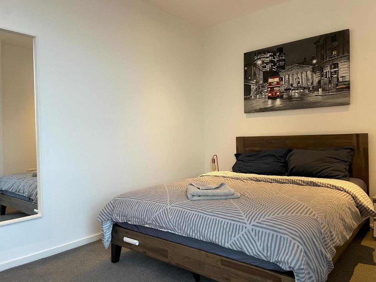 Luxury En-Suite Room Olympic Village In Shared Apartment ลอนดอน ภายนอก รูปภาพ