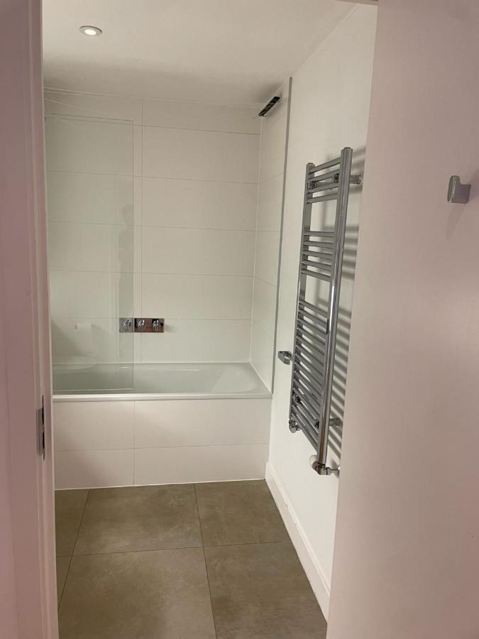 Luxury En-Suite Room Olympic Village In Shared Apartment ลอนดอน ภายนอก รูปภาพ