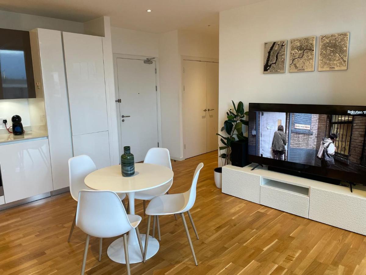 Luxury En-Suite Room Olympic Village In Shared Apartment ลอนดอน ภายนอก รูปภาพ