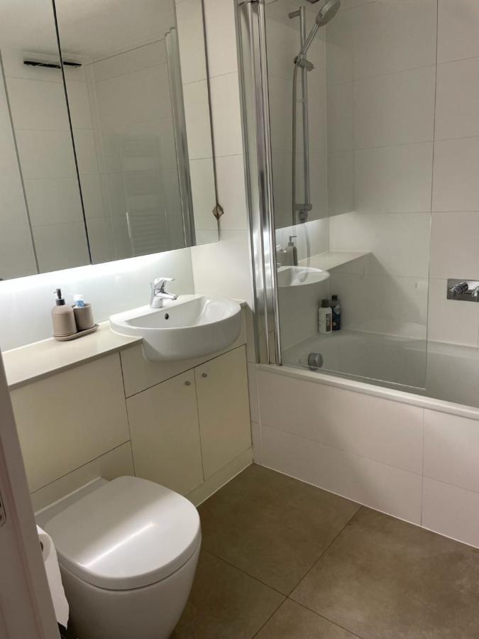 Luxury En-Suite Room Olympic Village In Shared Apartment ลอนดอน ภายนอก รูปภาพ