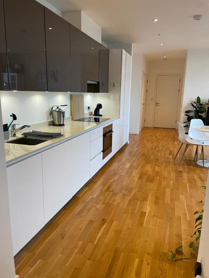 Luxury En-Suite Room Olympic Village In Shared Apartment ลอนดอน ภายนอก รูปภาพ