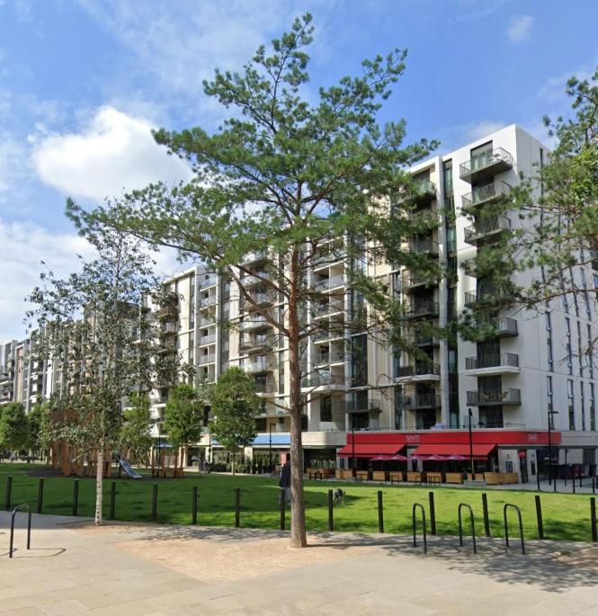 Luxury En-Suite Room Olympic Village In Shared Apartment ลอนดอน ภายนอก รูปภาพ